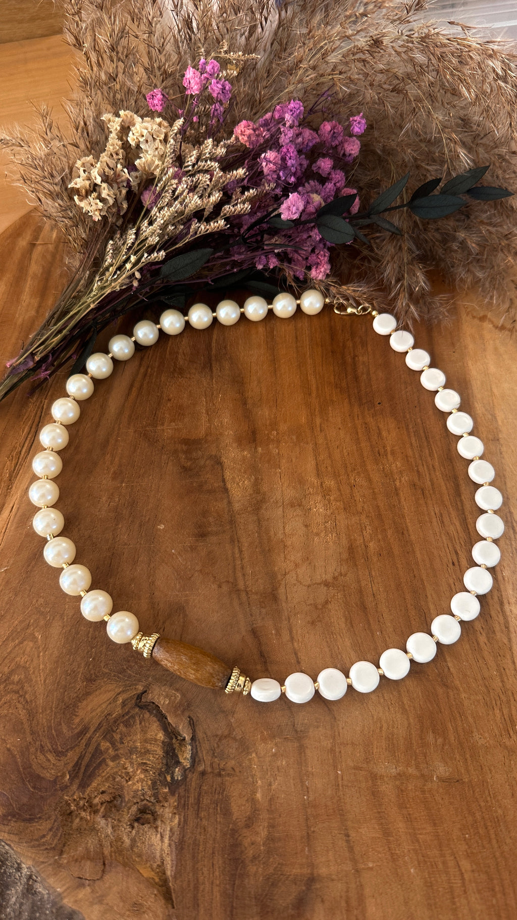 Pure Grace Halskette mit Perlen und Holz Detail
