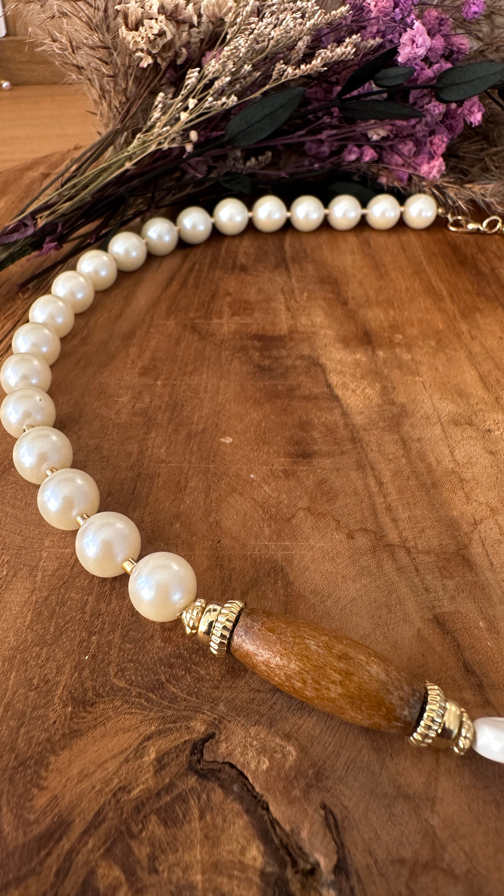 Pure Grace Halskette mit Perlen und Holz Detail