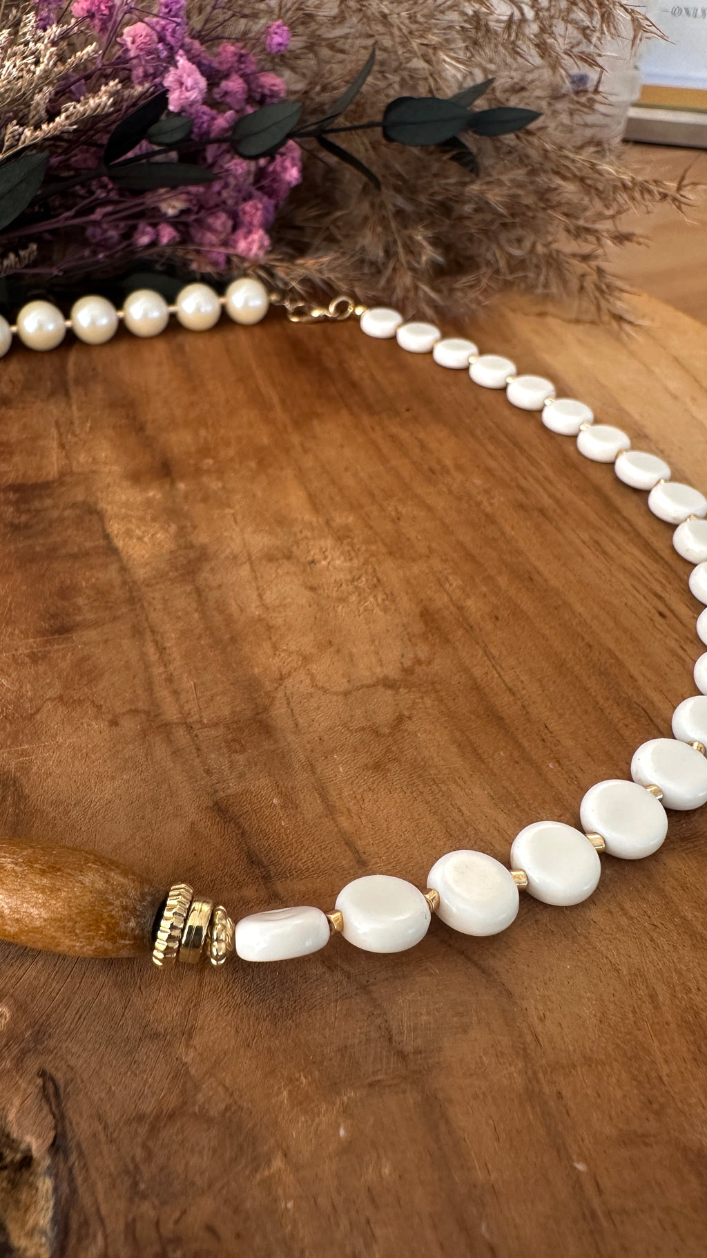 Pure Grace Halskette mit Perlen und Holz Detail